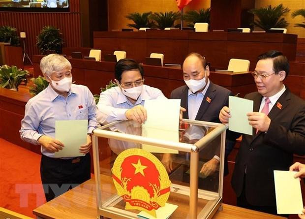 Chủ tịch nước Nguyễn Xuân Phúc, Thủ tướng Phạm Minh Chính, Chủ tịch Quốc hội Vương Đình Huệ, Chủ tịch Ủy ban Trung ương Mặt trận Tổ quốc Việt Nam Đỗ Văn Chiến bỏ phiếu bầu. (Ảnh: Dương Giang/TTXVN) Chủ tịch nước Nguyễn Xuân Phúc, Thủ tướng Phạm Minh Chính, Chủ tịch Quốc hội Vương Đình Huệ, Chủ tịch Ủy ban Trung ương Mặt trận Tổ quốc Việt Nam Đỗ Văn Chiến bỏ phiếu bầu. (Ảnh: Dương Giang/TTXVN)