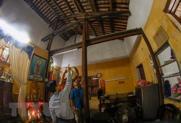 Cán bộ Trung tâm Quản lý bảo tồn di sản văn hóa Hội An, tỉnh Quảng Nam, cùng người dân thường xuyên kiểm tra các nhà cổ trong những thời điểm mưa bão để đảm bảo an toàn cho người dân và di tích. (Ảnh: Trần Lê Lâm/TTXVN)
