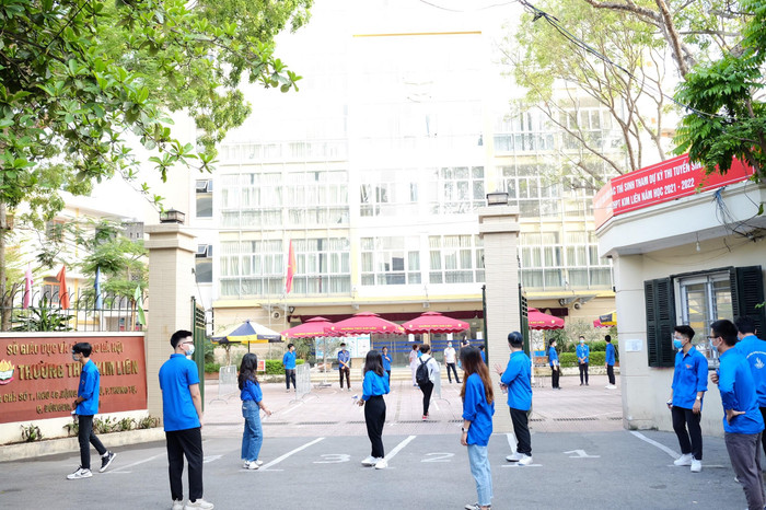 Điểm thi Trường Trung học phổ thông Kim Liên (Hà Nội) thực hiện tuân thủ công tác phòng, chống dịch bệnh để đảm bảo an toàn cho kỳ thi. (Ảnh: Cao Kim Anh) Điểm thi Trường Trung học phổ thông Kim Liên (Hà Nội) thực hiện tuân thủ công tác phòng, chống dịch bệnh để đảm bảo an toàn cho kỳ thi. (Ảnh: Cao Kim Anh)