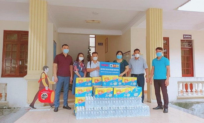 Bà Nguyễn Ánh Tuyết - Chủ tịch Ủy ban Mặt trận Tổ quốc Thành phố Vinh nhận quà từ đại diện báo Tuổi trẻ Thủ đô và Tập đoàn Tân Hiệp Phát trao tặng. Bà Nguyễn Ánh Tuyết - Chủ tịch Ủy ban Mặt trận Tổ quốc Thành phố Vinh nhận quà từ đại diện báo Tuổi trẻ Thủ đô và Tập đoàn Tân Hiệp Phát trao tặng.
