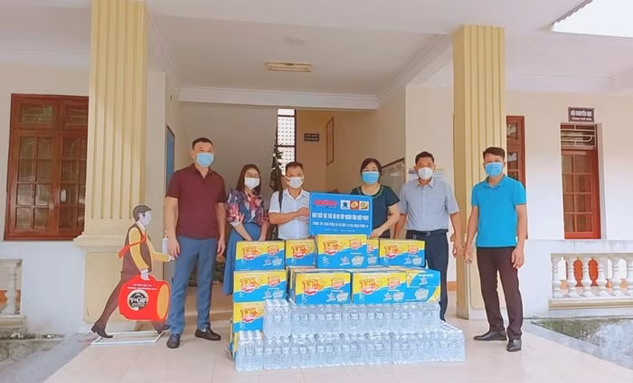 Bà Nguyễn Ánh Tuyết - Chủ tịch Ủy ban Mặt trận Tổ quốc Thành phố Vinh nhận quà từ đại diện báo Tuổi trẻ Thủ đô và Tập đoàn Tân Hiệp Phát trao tặng.