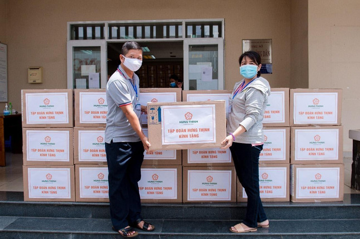 Tập đoàn Hưng Thịnh trao tặng 50.000 bộ kit xét nghiệm SARS-CoV-2 cho đại diện Uỷ ban nhân dân Thành phố Thủ Đức, Thành phố Hồ Chí Minh Tập đoàn Hưng Thịnh trao tặng 50.000 bộ kit xét nghiệm SARS-CoV-2 cho đại diện Uỷ ban nhân dân Thành phố Thủ Đức, Thành phố Hồ Chí Minh