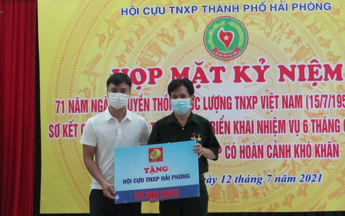 Đại diện Ban tổ chức trao tặng bảng tượng trưng của Tập đoàn Tân Hiệp Phát cho Hội Cựu Thanh niên xung phong thành phố Hải Phòng Đại diện Ban tổ chức trao tặng bảng tượng trưng của Tập đoàn Tân Hiệp Phát cho Hội Cựu Thanh niên xung phong thành phố Hải Phòng