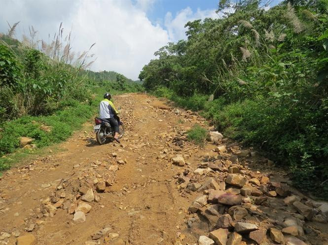 Đường vào xã Phú Mỡ, một xã luôn bị cô lập khi mưa bão ập đến tại tỉnh Phú Yên. (Ảnh La Hai) Đường vào xã Phú Mỡ, một xã luôn bị cô lập khi mưa bão ập đến tại tỉnh Phú Yên. (Ảnh La Hai)