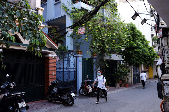 Lác đác học sinh đến muộn nhưng vẫn trong khoảng thời gian quy định. (Ảnh: Cao Kim Anh) Lác đác học sinh đến muộn nhưng vẫn trong khoảng thời gian quy định. (Ảnh: Cao Kim Anh)