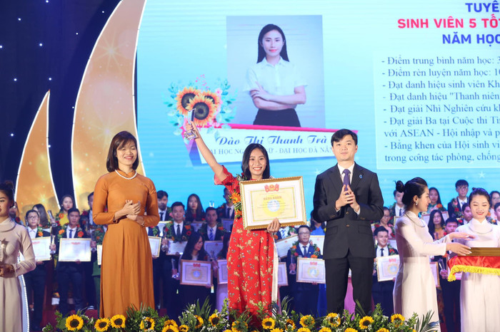 Thanh Trà nhận giải thưởng “Sinh viên 5 tốt cấp Trung ương”. (Ảnh: Nhân vật cung cấp)