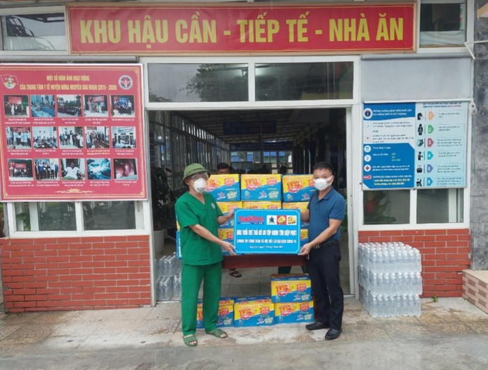 Ông Lê Hữu Nam - Phó Giám đốc Bệnh viện dã chiến Hưng Nguyên tiếp nhận món quà sức khỏe. Ông Lê Hữu Nam - Phó Giám đốc Bệnh viện dã chiến Hưng Nguyên tiếp nhận món quà sức khỏe.