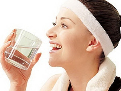 Nước là thức uống quan trọng nhất cho quá trình thanh lọc cơ thể (Ảnh minh họa)