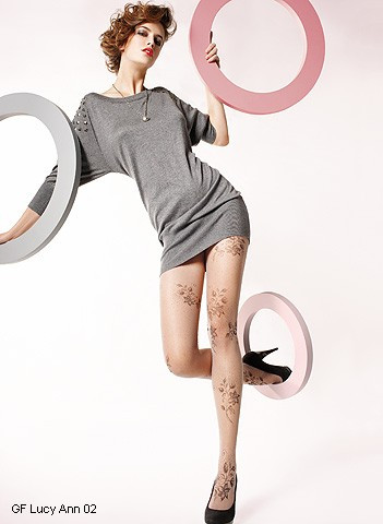 Vì thế, một đôi tất chất liệu tốt, sợi dai, bền, đặc biệt là phải vừa vặn. Đôi chân thon gọn sẽ vẫn được ôm khít để làm nổi bật sự quyến rũ chết người, mà vẫn có cảm giác thỏa mái trong nhiều giờ đồng hồ.