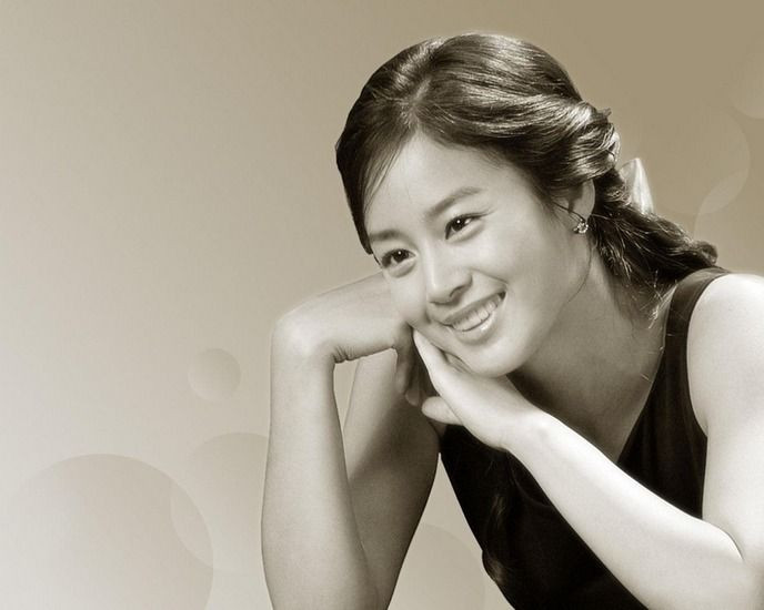 Có ý kiến cho rằng Kim Tae Hee luôn là biểu tượng cho vẻ đẹp nữ thần. Vẻ đẹp dịu dàng và quyến rũ của cô có thể làm bừng sáng cả không gian xung quanh. Có ý kiến cho rằng Kim Tae Hee luôn là biểu tượng cho vẻ đẹp nữ thần. Vẻ đẹp dịu dàng và quyến rũ của cô có thể làm bừng sáng cả không gian xung quanh.