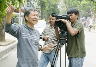 “Ở đâu cũng có lòng tự trọng!” đó là điều mà Nguyễn Thước rút ra sau câu chuyện với cô bé bán vé số “Ở đâu cũng có lòng tự trọng!” đó là điều mà Nguyễn Thước rút ra sau câu chuyện với cô bé bán vé số
