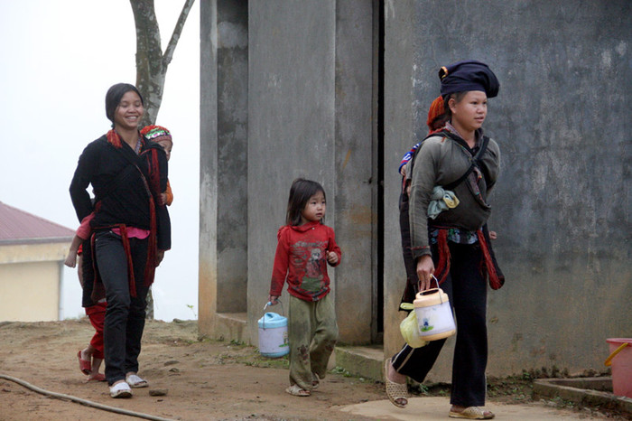 Các bậc phụ huynh Nậm Mười rất yên tâm gửi con ở trường Mầm Non, ngoài lý do con cái được học tập, một lý do quan trọng khác là con cái họ được các cô giáo trông coi cẩn thận trong 1 ngày. Các bậc phụ huynh Nậm Mười rất yên tâm gửi con ở trường Mầm Non, ngoài lý do con cái được học tập, một lý do quan trọng khác là con cái họ được các cô giáo trông coi cẩn thận trong 1 ngày.