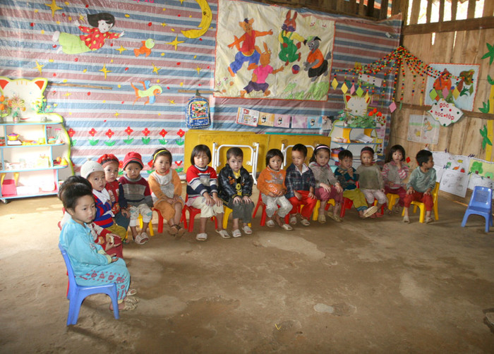 Các em lớp mầm non sẽ ngồi học như thế này. Các em lớp mầm non sẽ ngồi học như thế này.