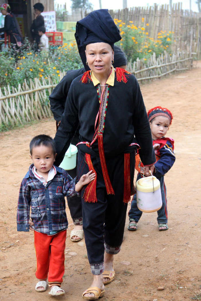 Theo lời cô Nguyễn Hạnh Thu, hiệu trưởng Mầm Non Nậm Mười thì thực tế nhà trường không có học sinh bán trú nên không tổ chức nấu ăn, các cháu thường tự mang cơm do bố mẹ chuẩn bị từ sáng, sau đó ăn trưa tại trường. Theo lời cô Nguyễn Hạnh Thu, hiệu trưởng Mầm Non Nậm Mười thì thực tế nhà trường không có học sinh bán trú nên không tổ chức nấu ăn, các cháu thường tự mang cơm do bố mẹ chuẩn bị từ sáng, sau đó ăn trưa tại trường.