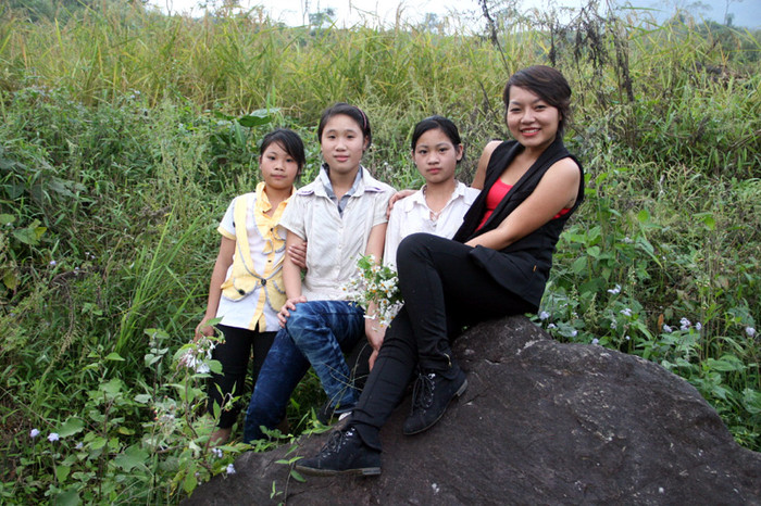 Thái Thùy Linh và các em học sinh nghỉ ngơi. Thái Thùy Linh và các em học sinh nghỉ ngơi.