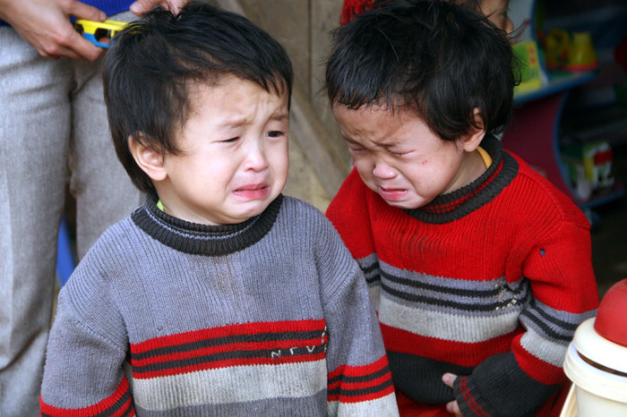 Hai anh em sinh đôi Bàn Ton Liều - Bàn Ton Khách lớp mẫu giáo 4 tuổi. Hai anh em sinh đôi Bàn Ton Liều - Bàn Ton Khách lớp mẫu giáo 4 tuổi.