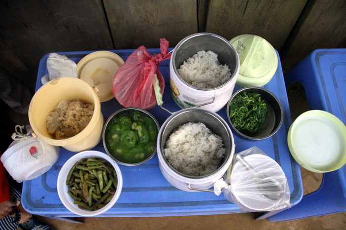 Trước tình hình trường không tổ chức nấu ăn cho các em mầm non- sau khi trao số tiền ca sỹ Đàm Vĩnh Hưng ủng hộ trường, đại diện Báo Giáo dục Việt Nam đã đưa ra phương án đề nghị các cô bớt chút thời gian mua thức ăn thêm vào bữa trưa và bữa chiều cho các cháu. Trước tình hình trường không tổ chức nấu ăn cho các em mầm non- sau khi trao số tiền ca sỹ Đàm Vĩnh Hưng ủng hộ trường, đại diện Báo Giáo dục Việt Nam đã đưa ra phương án đề nghị các cô bớt chút thời gian mua thức ăn thêm vào bữa trưa và bữa chiều cho các cháu.