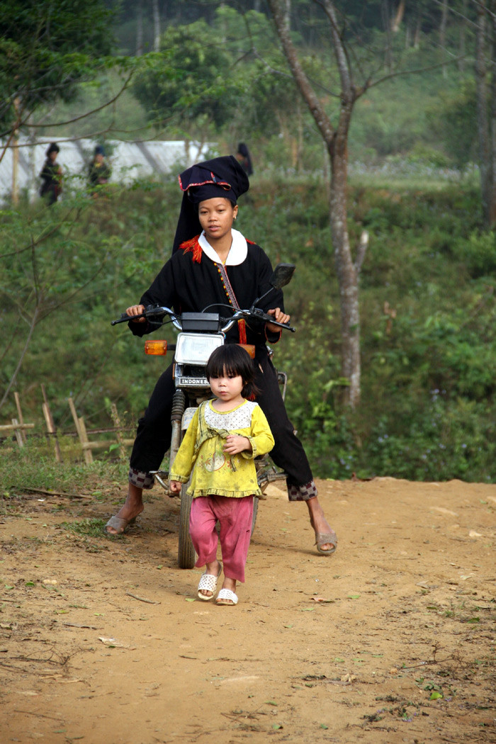 Nhà có điều kiện thì đưa con đi học bằng xe máy, gia đình nào kém hơn thì địu con trên lưng đến trường mẫu giáo. Nhà có điều kiện thì đưa con đi học bằng xe máy, gia đình nào kém hơn thì địu con trên lưng đến trường mẫu giáo.