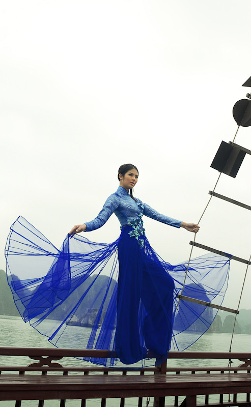 ... và đứng "chênh vênh" trên mạn tàu. ... và đứng "chênh vênh" trên mạn tàu.