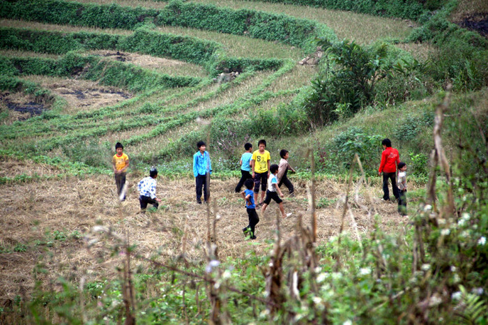 Sân chơi của học sinh vùng cao giản dị như chính con người các em. Sân chơi của học sinh vùng cao giản dị như chính con người các em.