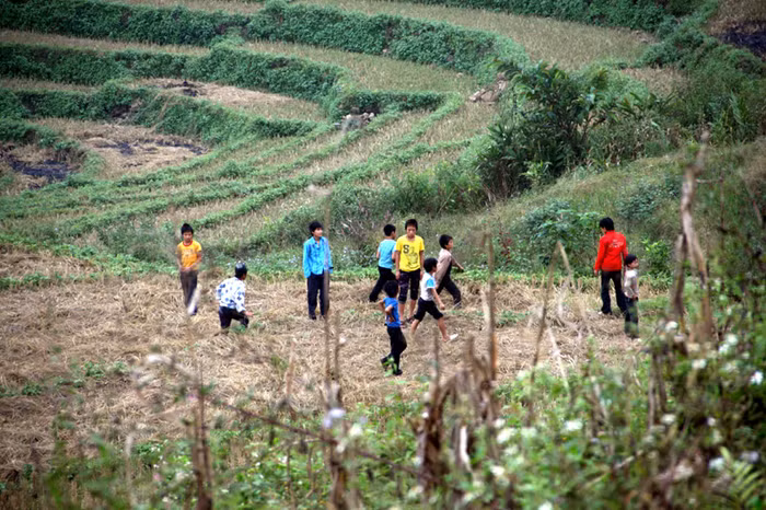 Sân chơi của học sinh vùng cao giản dị như chính con người các em. Sân chơi của học sinh vùng cao giản dị như chính con người các em.