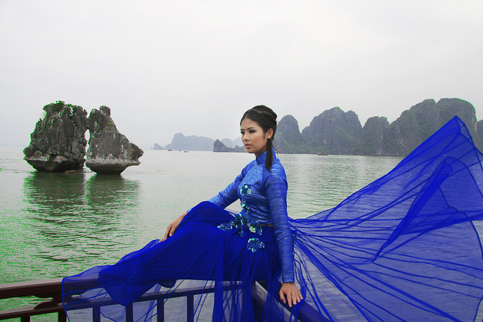 Theo lời Ngọc Hân, sở dĩ cô và Thùy Dung chọn bộ áo dài màu xanh vì màu sắc này nói lên sự hòa quyện giữa trời mây và nước. Màu xanh cũng nói lên niềm hy vọng Hạ Long sẽ trở thành một trong 7 kỳ quan thiên nhiên mới của thế giới. Theo lời Ngọc Hân, sở dĩ cô và Thùy Dung chọn bộ áo dài màu xanh vì màu sắc này nói lên sự hòa quyện giữa trời mây và nước. Màu xanh cũng nói lên niềm hy vọng Hạ Long sẽ trở thành một trong 7 kỳ quan thiên nhiên mới của thế giới.