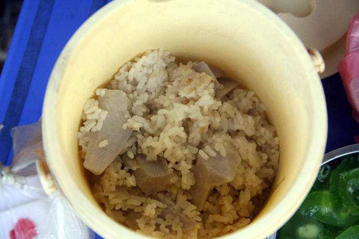 Và, cơm của các bé mầm non còn phải trộn khoai thế này. Và, cơm của các bé mầm non còn phải trộn khoai thế này.