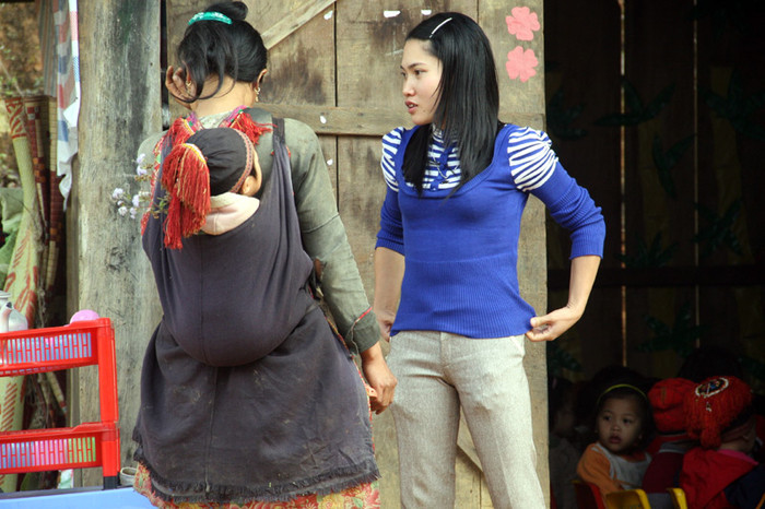 Các bà mẹ cõng con tới trường. Các bà mẹ cõng con tới trường.