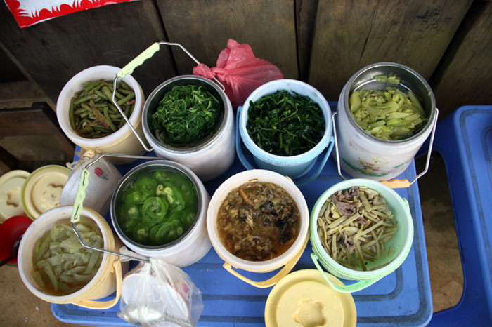 Đau lòng cảnh bữa cơm trưa của học sinh mầm non Nậm Mười. Trong 8 suất ăn do bố mẹ mang đến, chỉ có 1 suất duy nhất có chút lòng lợn xào măng. 7 suất còn lại chỉ toàn rau. Đau lòng cảnh bữa cơm trưa của học sinh mầm non Nậm Mười. Trong 8 suất ăn do bố mẹ mang đến, chỉ có 1 suất duy nhất có chút lòng lợn xào măng. 7 suất còn lại chỉ toàn rau.