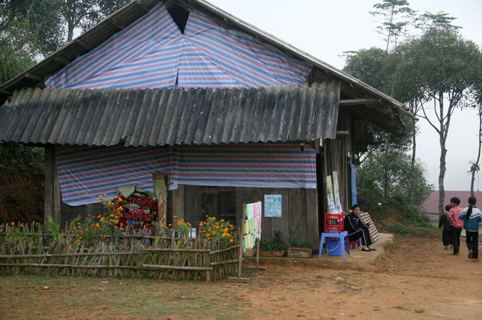 Cô Nguyễn Hạnh Thu, Hiệu trưởng trường Mầm Non Nậm Mười cho biết, điểm trường mầm non chính đặt ở thôn La Háo Phành có 5 cô giáo, ngoài ra còn có 3 điểm trường phụ. Điểm xa nhất cách khu trung tâm 15 km. (2 giáo viên/ 1 lớp). Trên ảnh là 1 góc trường mầm non Nậm Mười tại điểm chính. Cô Nguyễn Hạnh Thu, Hiệu trưởng trường Mầm Non Nậm Mười cho biết, điểm trường mầm non chính đặt ở thôn La Háo Phành có 5 cô giáo, ngoài ra còn có 3 điểm trường phụ. Điểm xa nhất cách khu trung tâm 15 km. (2 giáo viên/ 1 lớp). Trên ảnh là 1 góc trường mầm non Nậm Mười tại điểm chính.