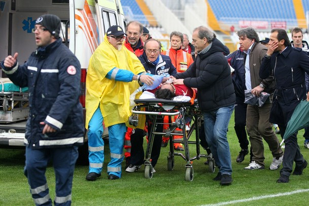 Piermario Morosini được đưa tới bệnh viện Piermario Morosini được đưa tới bệnh viện