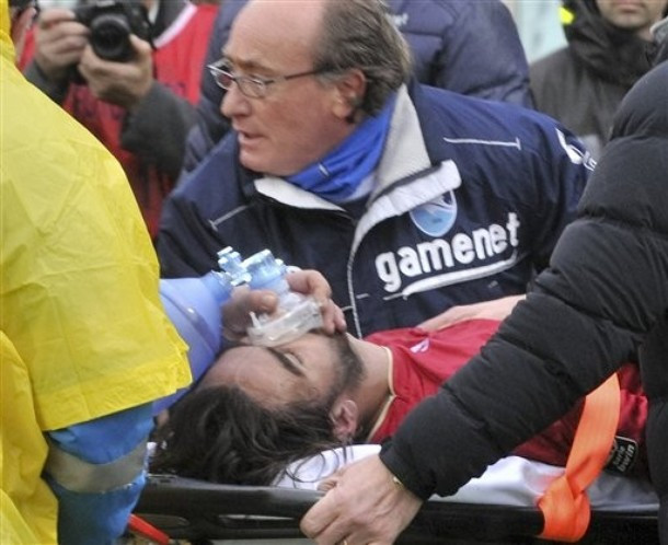 Piermario Morosini được đưa tới bệnh viện Piermario Morosini được đưa tới bệnh viện