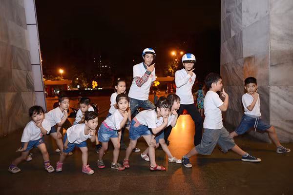 Bên cạnh đó, Đăng Quân của Vietnam's Got Talent mùa đầu tiên, Giang Popper và bé Đức Anh Đồ Rê Mí cũng tích cực ủng hộ cho chiến dịch an toàn giao thông.