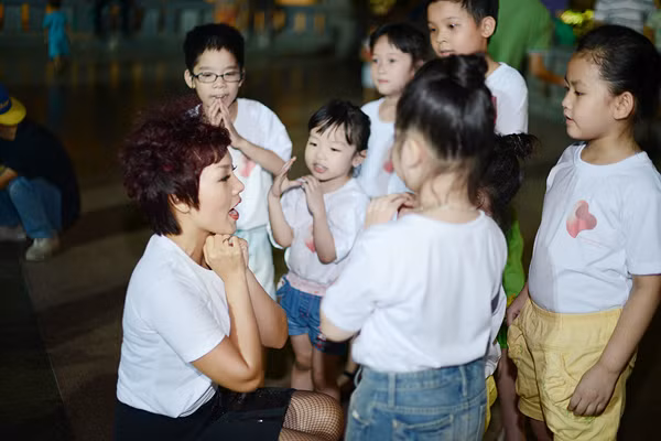 Tham gia trong chiến dịch này cùng Tự Long còn có ca sĩ Thái Thùy Linh.