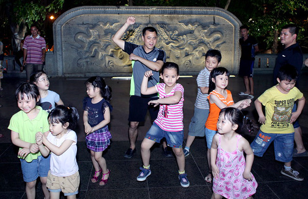 Anh chia sẻ, những buổi tập với các bé luôn diễn ra trong bầu không khí vui vẻ bởi tính cách hồn nhiên, ngây thơ của các em Anh chia sẻ, những buổi tập với các bé luôn diễn ra trong bầu không khí vui vẻ bởi tính cách hồn nhiên, ngây thơ của các em