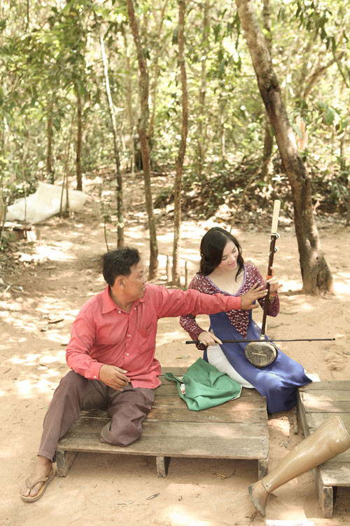 Ở đầu đoạn tre này có hai cần để kéo dây gọi là hai tai Kanhi. Từ hai cần kéo (hai tai) nối xuống với cây tre bằng một sợi là dây đàn chính của Kanhi.