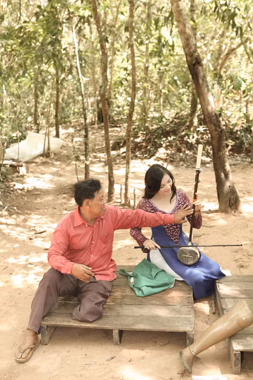 Ở đầu đoạn tre này có hai cần để kéo dây gọi là hai tai Kanhi. Từ hai cần kéo (hai tai) nối xuống với cây tre bằng một sợi là dây đàn chính của Kanhi.