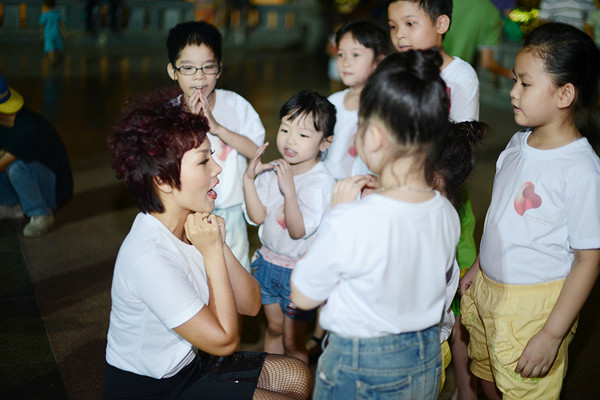 Tham gia trong chiến dịch này cùng Tự Long còn có ca sĩ Thái Thùy Linh. Tham gia trong chiến dịch này cùng Tự Long còn có ca sĩ Thái Thùy Linh.