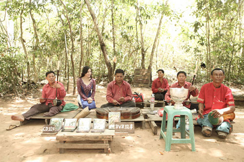 Đàn Kanhi là loại đàn kéo một dây tương tự như đàn nhị của người Kinh. Thân đàn Kanhi được làm bằng mai rùa vàng. Trên thân mai rùa vàng có gắn một đoạn tre nhỏ đặc cỡ ngón chân cái, dài khoảng 0,65cm.