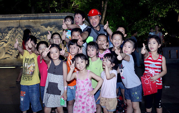 Anh chia sẻ, những buổi tập với các bé luôn diễn ra trong bầu không khí vui vẻ bởi tính cách hồn nhiên, ngây thơ của các em. Anh chia sẻ, những buổi tập với các bé luôn diễn ra trong bầu không khí vui vẻ bởi tính cách hồn nhiên, ngây thơ của các em.