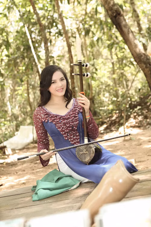 Lý Nhã Kỳ cho biết, cô vô cùng thích thú khi có được những trải nghiệm như vậy, mặc áo dài Việt Nam do NTK Võ Việt Chung thiết kế, và kéo đàn Kanhi thật dịu dàng, nữ tính.