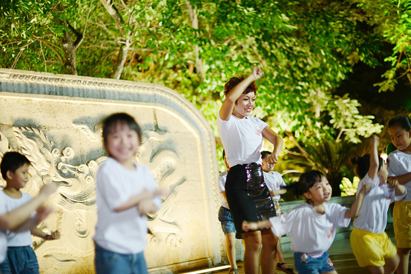 Dù khá bận rộn với lịch diễn và công việc từ thiện nhưng vào buổi tối, cô rất hăng hái tập nhảy "Gangnam Style" cùng các bé trên đường phố. Dù khá bận rộn với lịch diễn và công việc từ thiện nhưng vào buổi tối, cô rất hăng hái tập nhảy "Gangnam Style" cùng các bé trên đường phố.