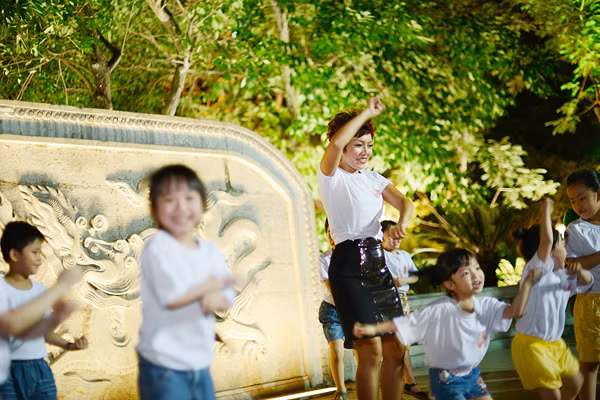 Dù khá bận rộn với lịch diễn và công việc từ thiện nhưng vào buổi tối, cô rất hăng hái tập nhảy "Gangnam Style" cùng các bé trên đường phố.