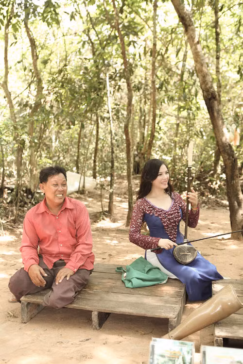 Ngoài ra cần kéo này nối với cây tre bằng lông đuôi ngựa uốn cong như cánh cung. Đây chính là dây kéo của đàn Kanhi để tạo ra âm thanh.