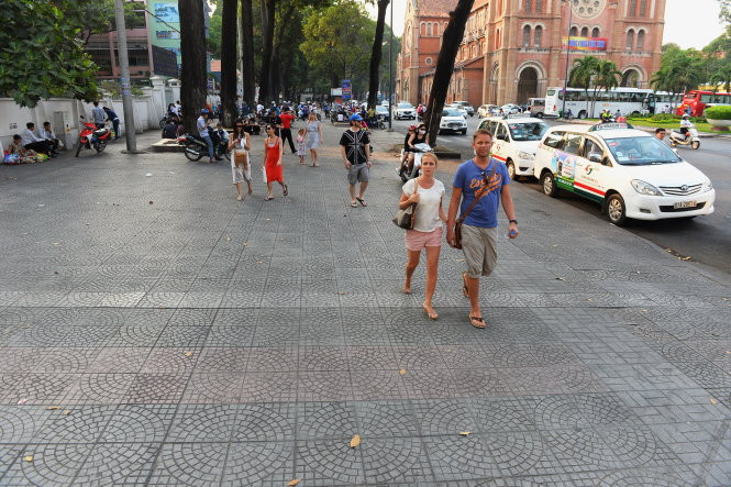 Vỉa hè Thành phố Hồ Chí Minh. (Ảnh: Tuoitre.vn) Vỉa hè Thành phố Hồ Chí Minh. (Ảnh: Tuoitre.vn)