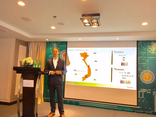 Ông Matt Wilson, Giám đốc Ngoại vụ Cấp cao của Heineken Việt Nam trình bày Báo cáo Phát triển bền vững năm 2016. (Ảnh: Vương Thủy)