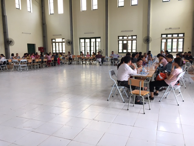 Phụ huynh được ngồi nghỉ trong phòng chờ mát mẻ, điện nước đầy đủ, không phải ngồi vỉa hè, lề đường đợi con như các năm trước. Phụ huynh được ngồi nghỉ trong phòng chờ mát mẻ, điện nước đầy đủ, không phải ngồi vỉa hè, lề đường đợi con như các năm trước.