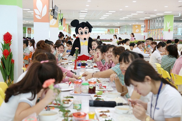 Nhân viên Samsung thích thú ăn các suất ăn chế biến từ thịt lợn trong "Ngày thịt lợn".