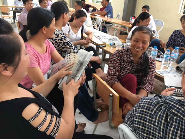 Các phụ huynh đều cảm thấy vui vẻ vì năm nay đưa con đi thi nhàn hơn. Các phụ huynh đều cảm thấy vui vẻ vì năm nay đưa con đi thi nhàn hơn.