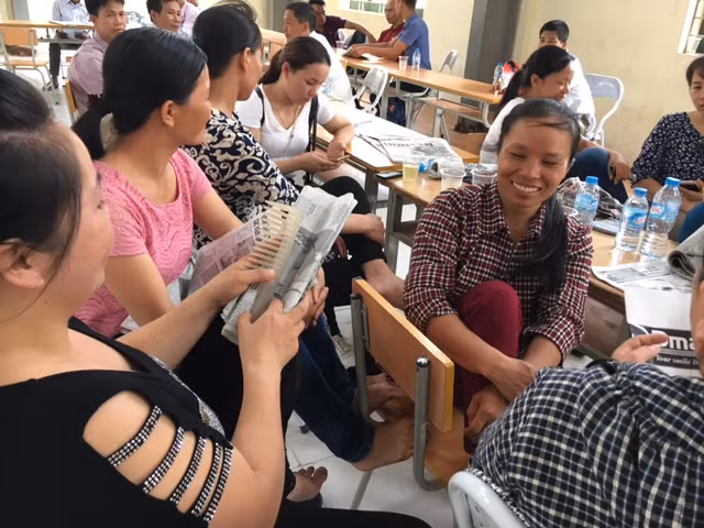 Các phụ huynh đều cảm thấy vui vẻ vì năm nay đưa con đi thi nhàn hơn.